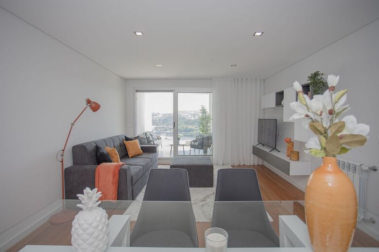 Liiiving - Luxury River View Apartment III