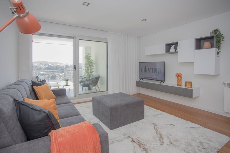 Liiiving - Luxury River View Apartment III
