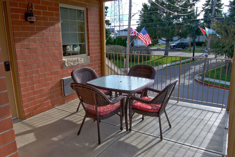 Put In Bay Victory Station Hotel