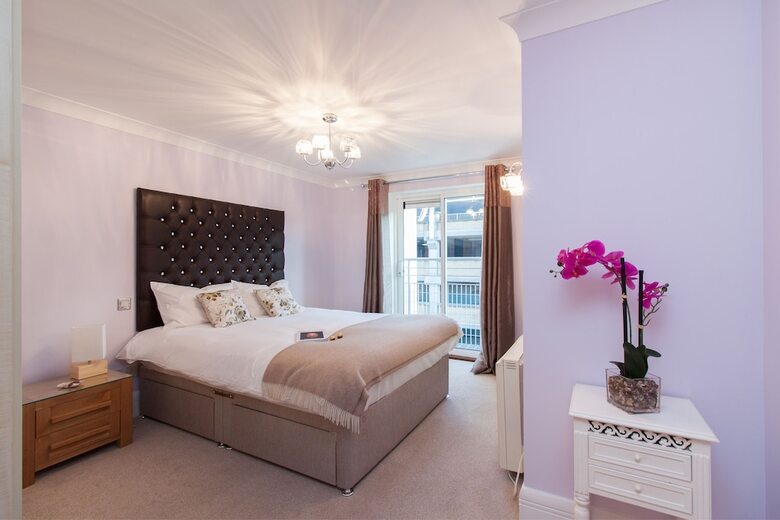 Canary Wharf Luxury River View Apartment