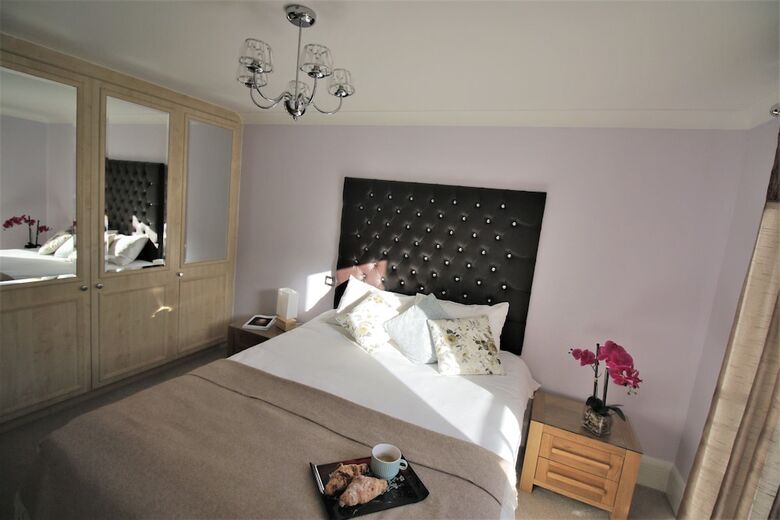 Canary Wharf Luxury River View Apartment