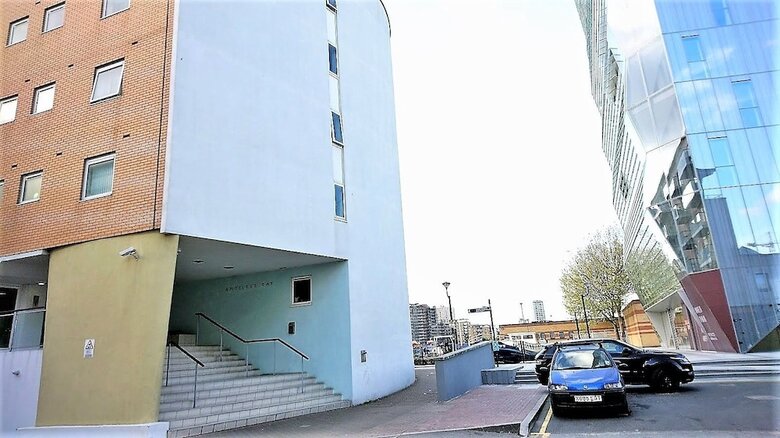 Canary Wharf Luxury River View Apartment