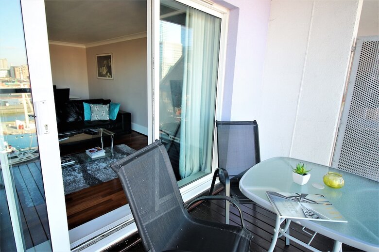 Canary Wharf Luxury River View Apartment
