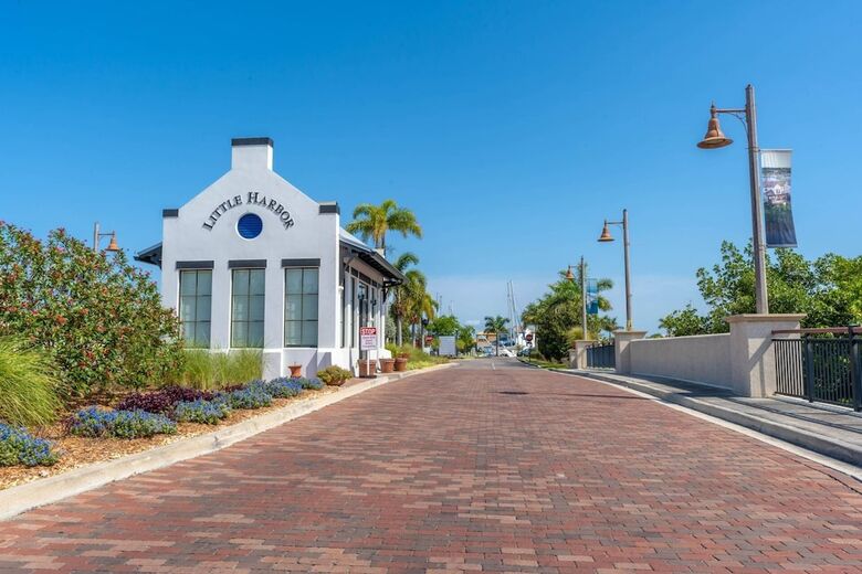 Hotel 502 Little Harbor Inn