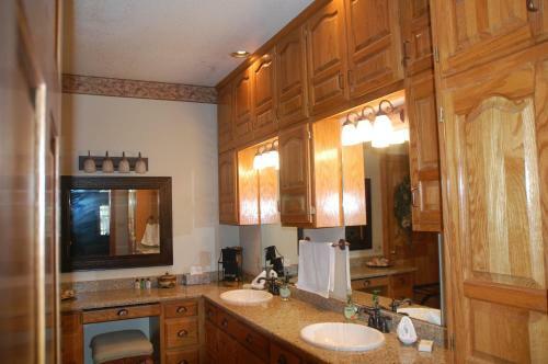 Shiloah Manor B&B And Event Center