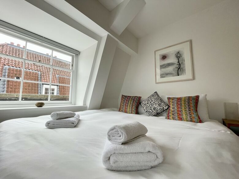 Bright 1 Double Bed Apartment Near Cabot Circus