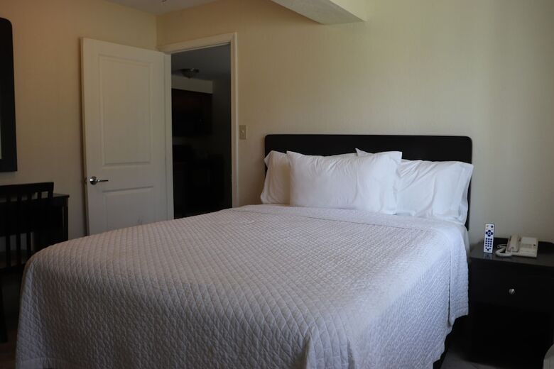 Hotel Curtis Inn & Suites