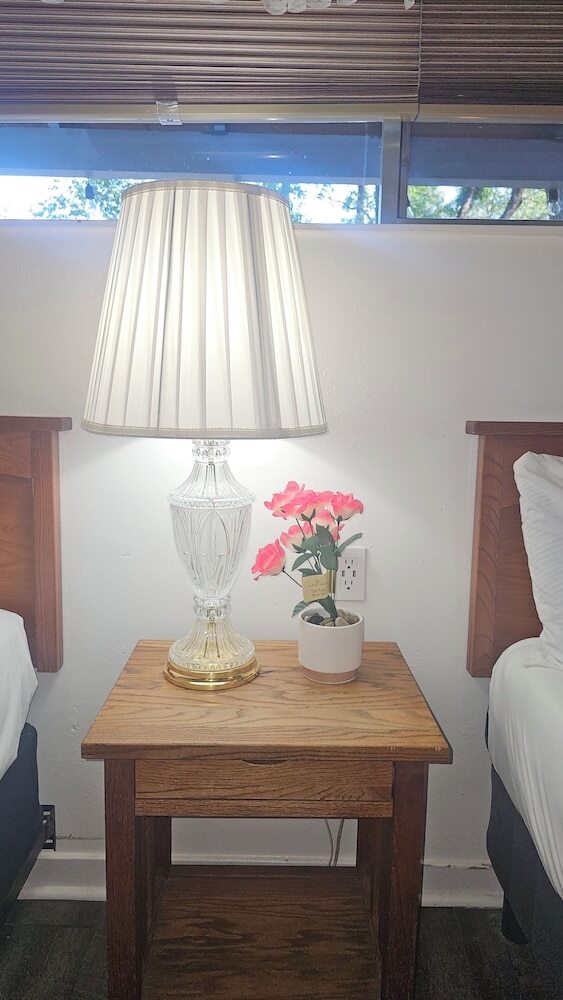 Cedar Lodge Motel