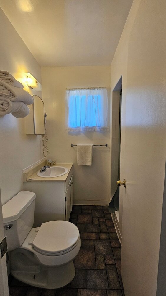 Cedar Lodge Motel