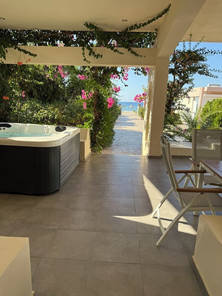 Amaryllis Front Beach Hotel