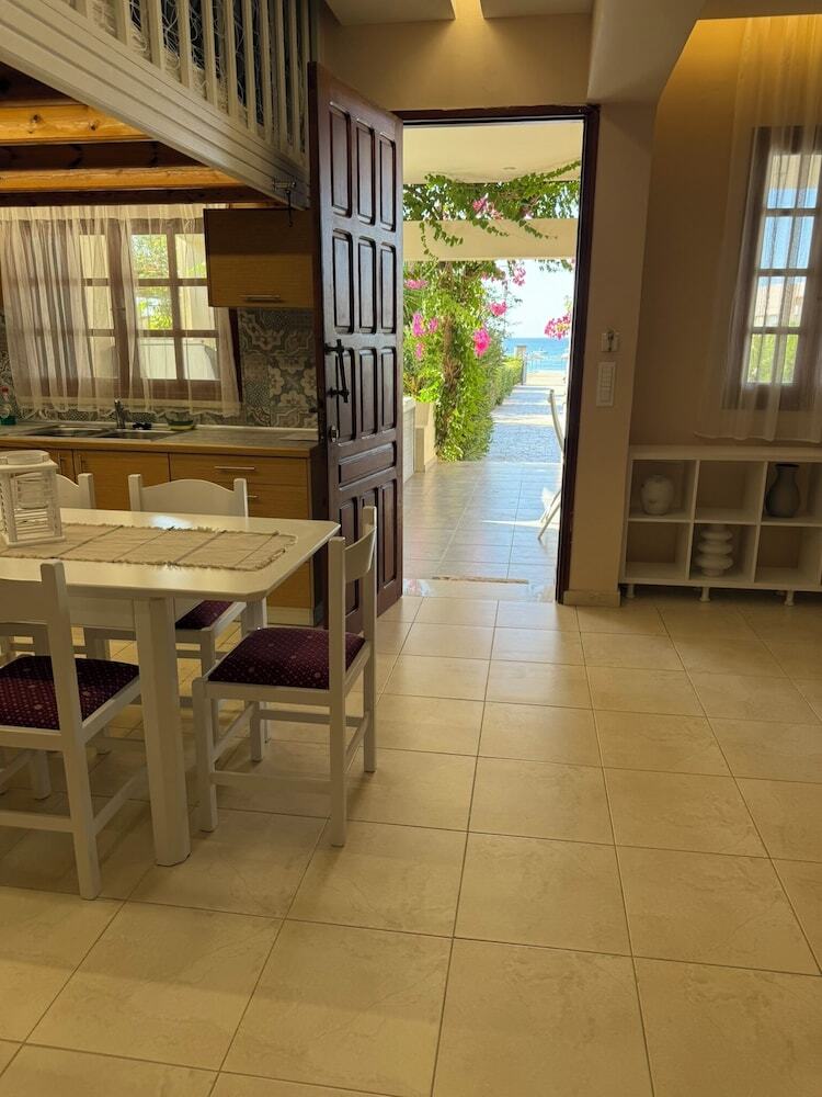 Amaryllis Front Beach Hotel