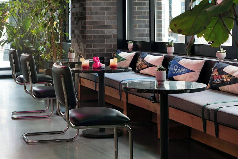 Hotel Moxy Portland Downtown