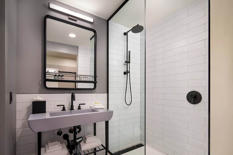 Hotel Moxy Portland Downtown