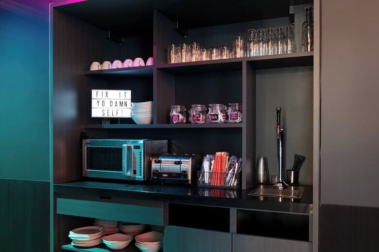 Hotel Moxy Portland Downtown