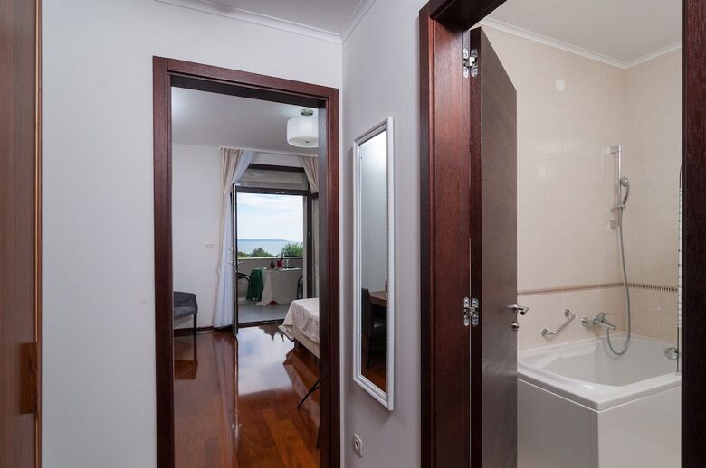 Luxury Rooms Near Beach 3