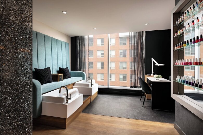 Humaniti Hotel Montreal, Autograph Collection