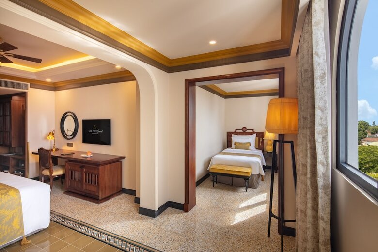 Silk Path Grand Hue Hotel
