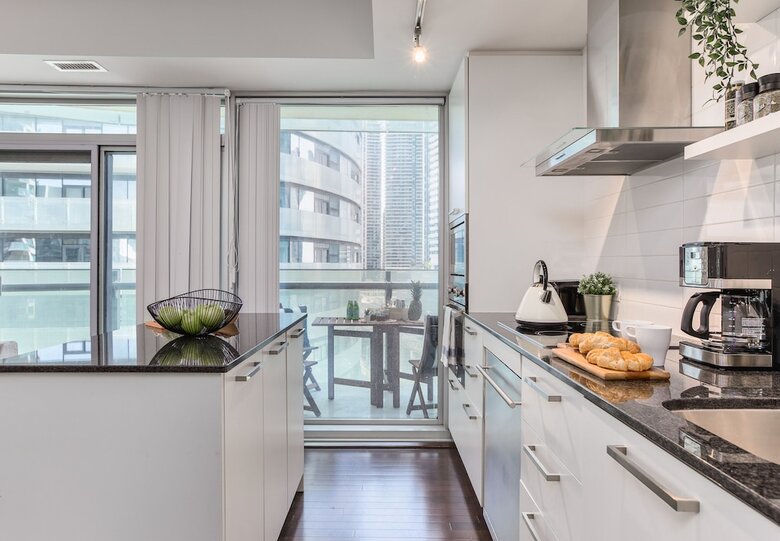 Hotel 12 York St Condo - Financial District