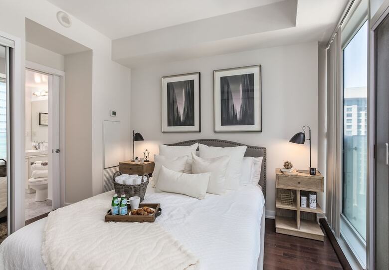 Hotel 12 York St Condo - Financial District