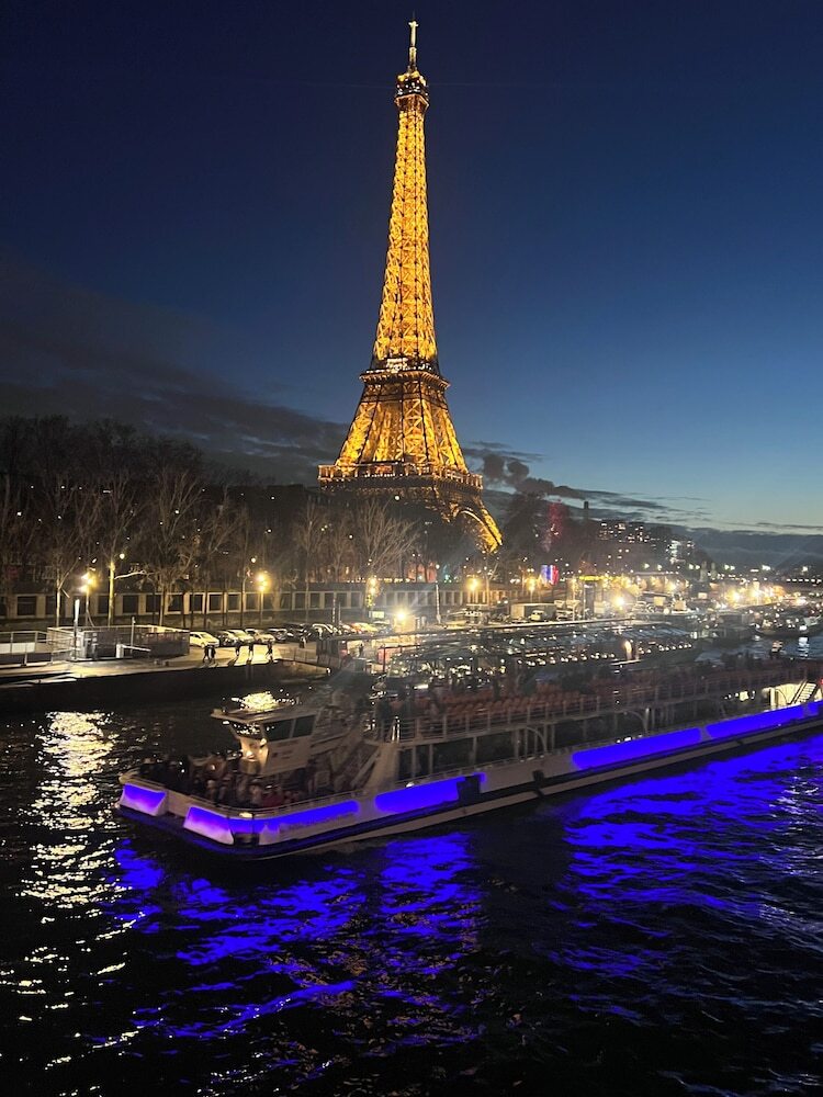 Eiffel Edge Escape (30 M�tres De La Tour Eiffel)