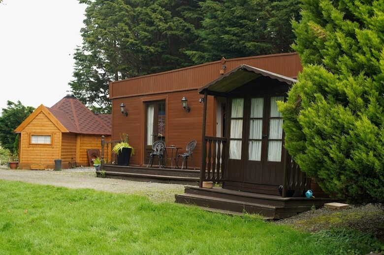 Cozy Cabin With Hot Tub Retreat In Anglesey