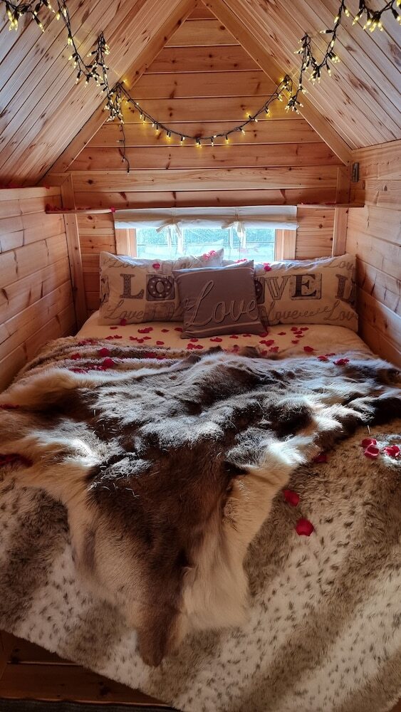 Cozy Cabin With Hot Tub Retreat In Anglesey