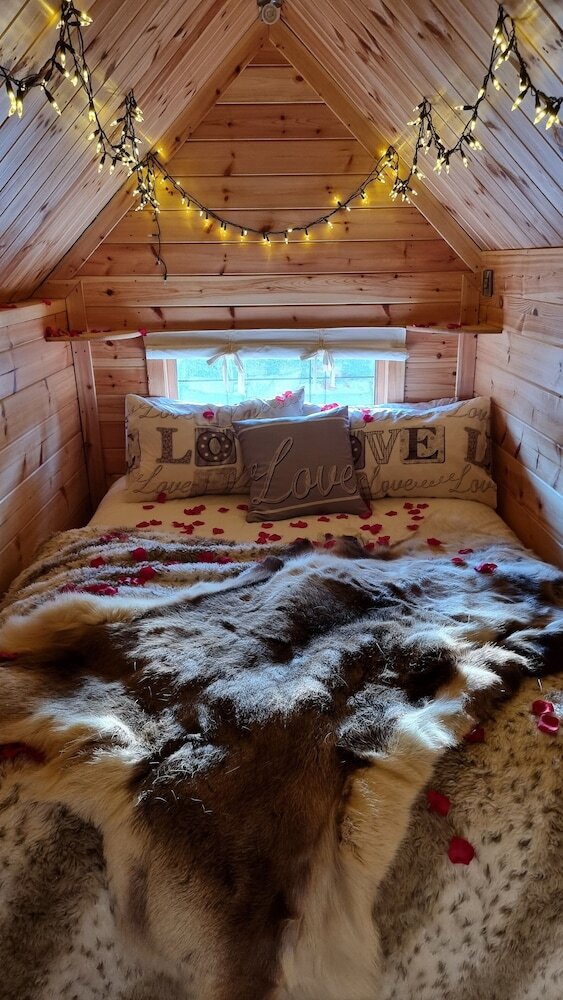 Cozy Cabin With Hot Tub Retreat In Anglesey