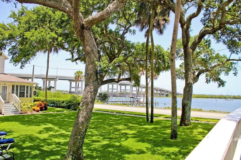 Night Swan Intracoastal B&B