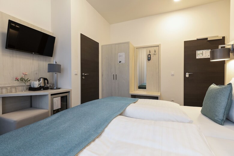 Apricot Hotel