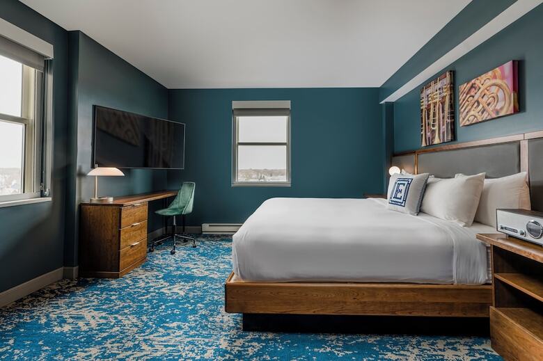 Hotel Elkhart, Tapestry Collection By Hilton