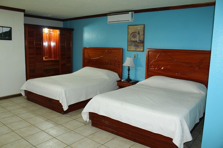 Hotel Fish Hook Marina & Lodge