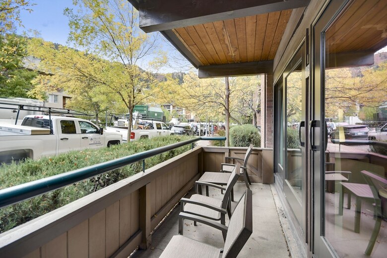 Aparthotel Aspen Square Condominium Hotel