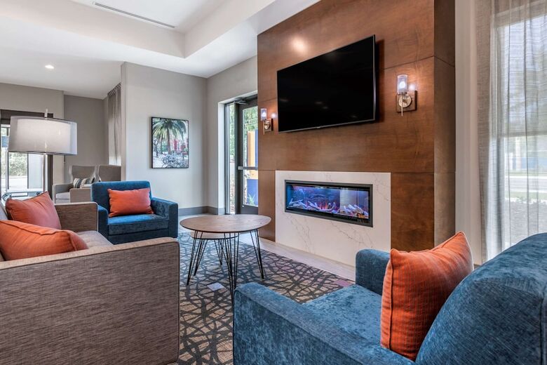 Hotel Comfort Suites Gainesville Near University