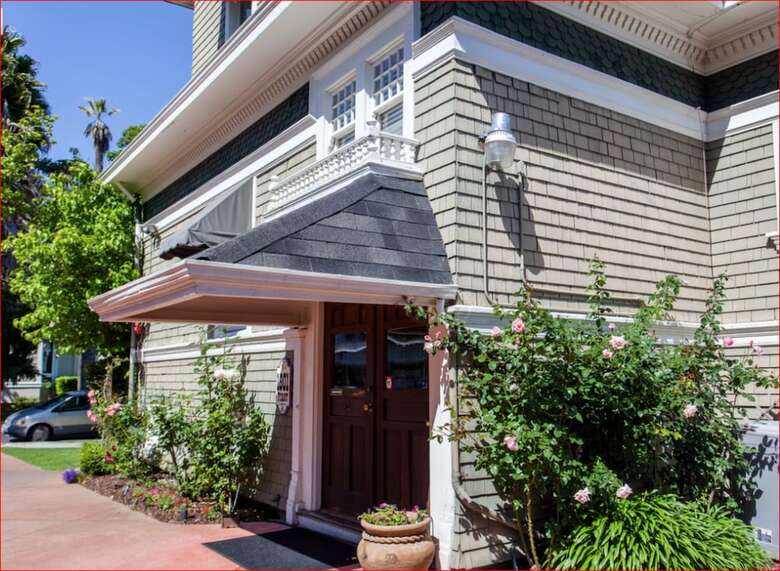 Bed & Breakfast 1801 First Luxury Inn