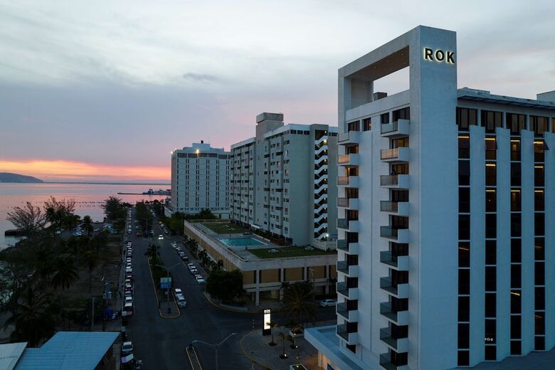 Rok Hotel Kingston, Tapestry Collection By Hilton