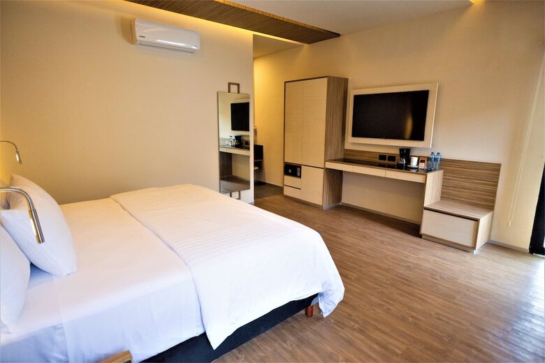 Hotel Plaza By Kavia