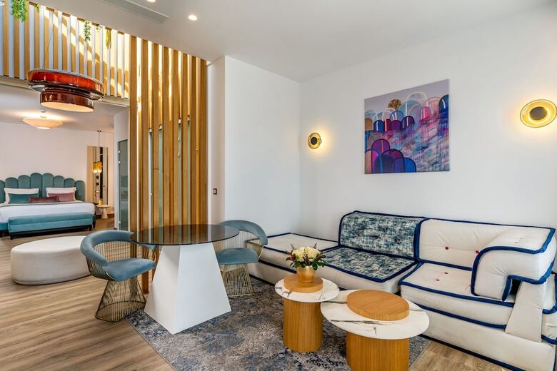 Hotel Cresanto Luxury Suites