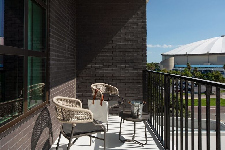 Hotel Moxy St. Petersburg Downtown