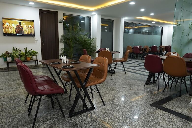 Hotel Posh Garden Inn