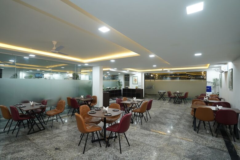 Hotel Posh Garden Inn