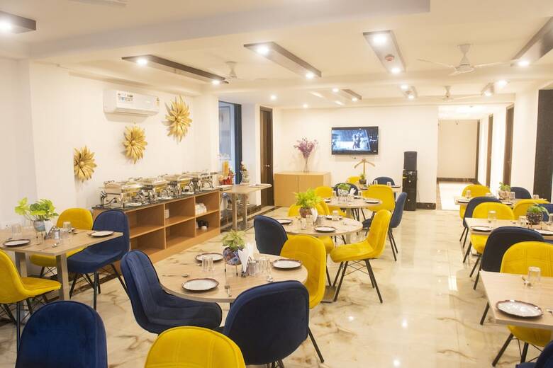 Hotel Posh Garden Inn