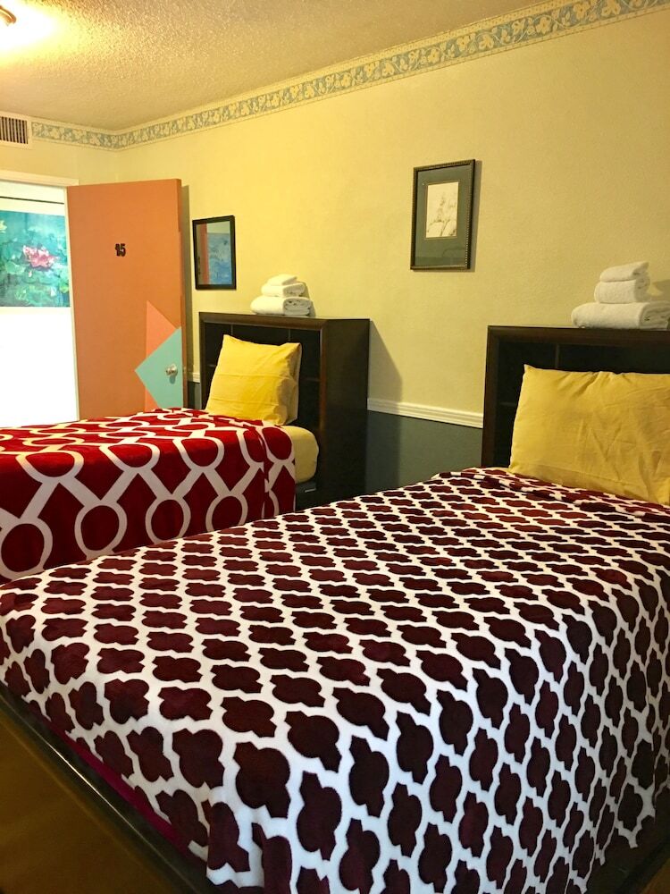Motel Traveler's Bed & Breakfast Hostel