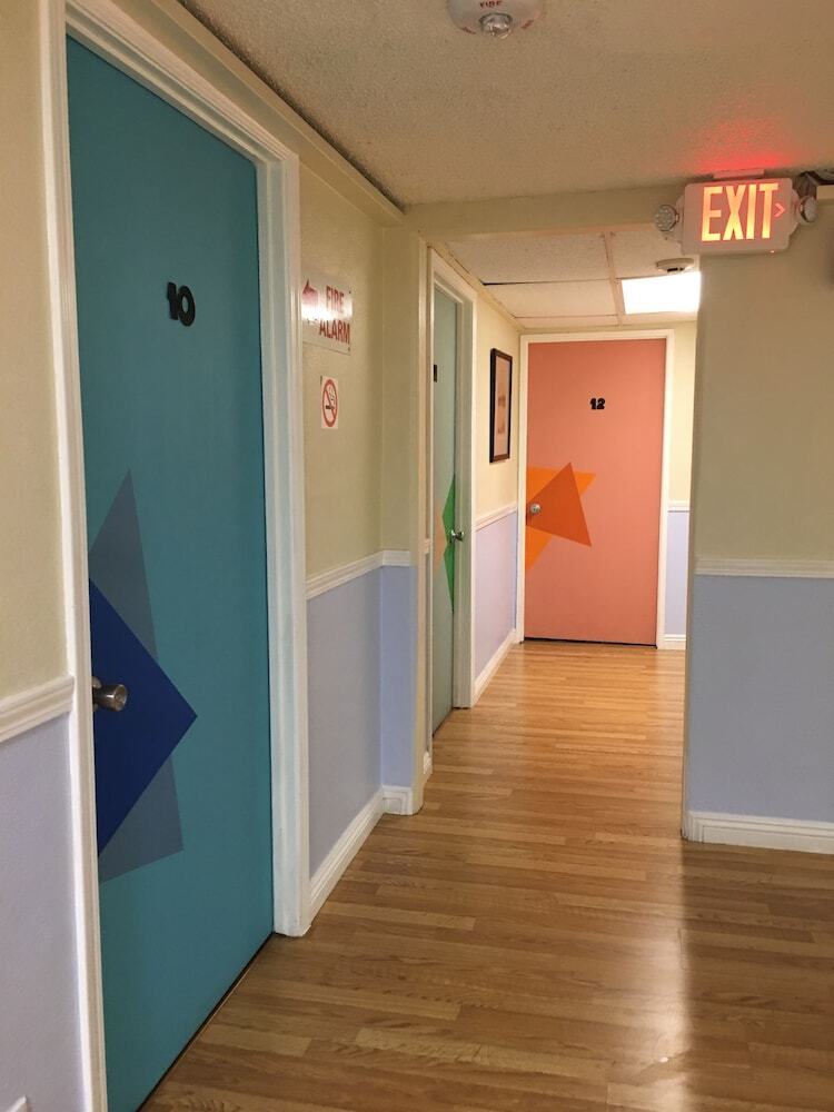 Motel Traveler's Bed & Breakfast Hostel