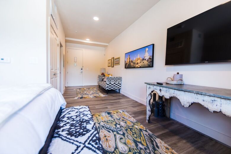 Bishop Arts Hotel By Qresorts.