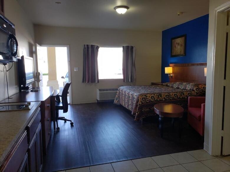 Motel Crossroads Inn & Suites