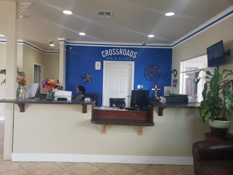 Motel Crossroads Inn & Suites