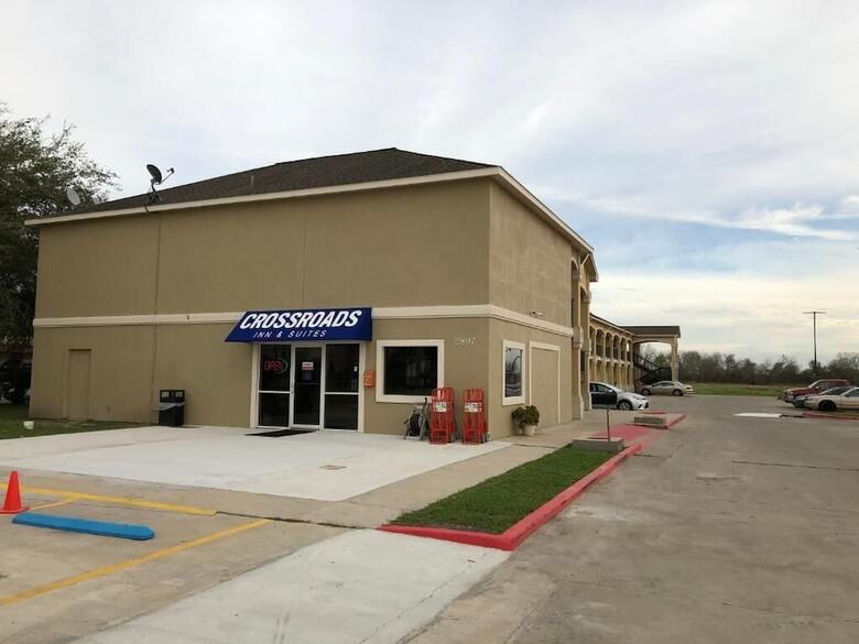 Motel Crossroads Inn & Suites