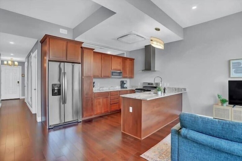 Aparthotel Two Posh Cozysuites Ppg Paints Arena