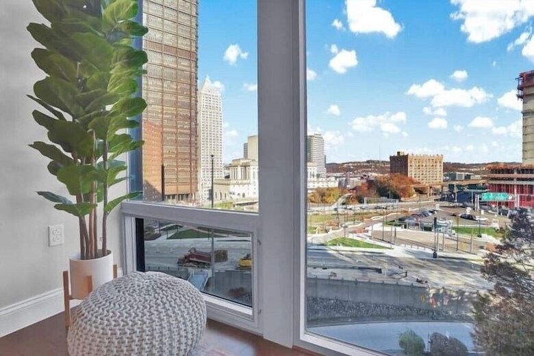 Aparthotel Two Posh Cozysuites Ppg Paints Arena
