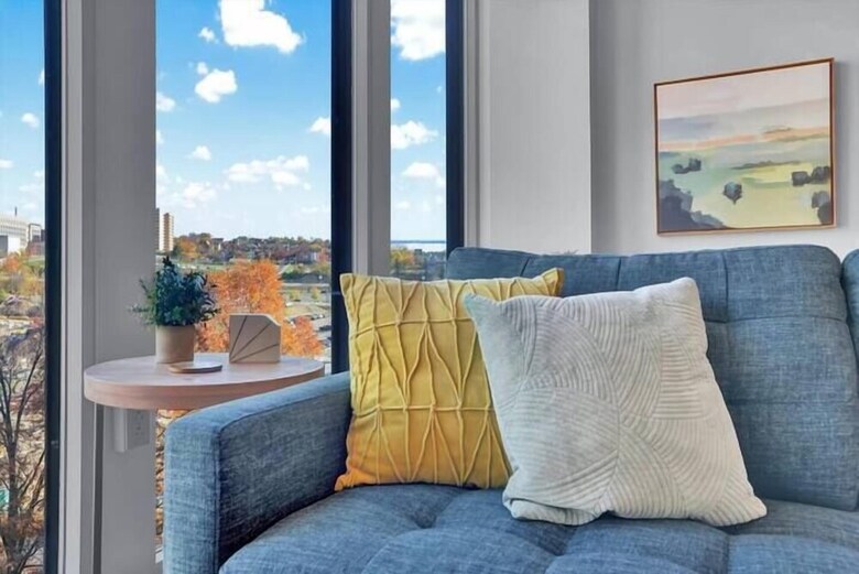 Aparthotel Two Posh Cozysuites Ppg Paints Arena